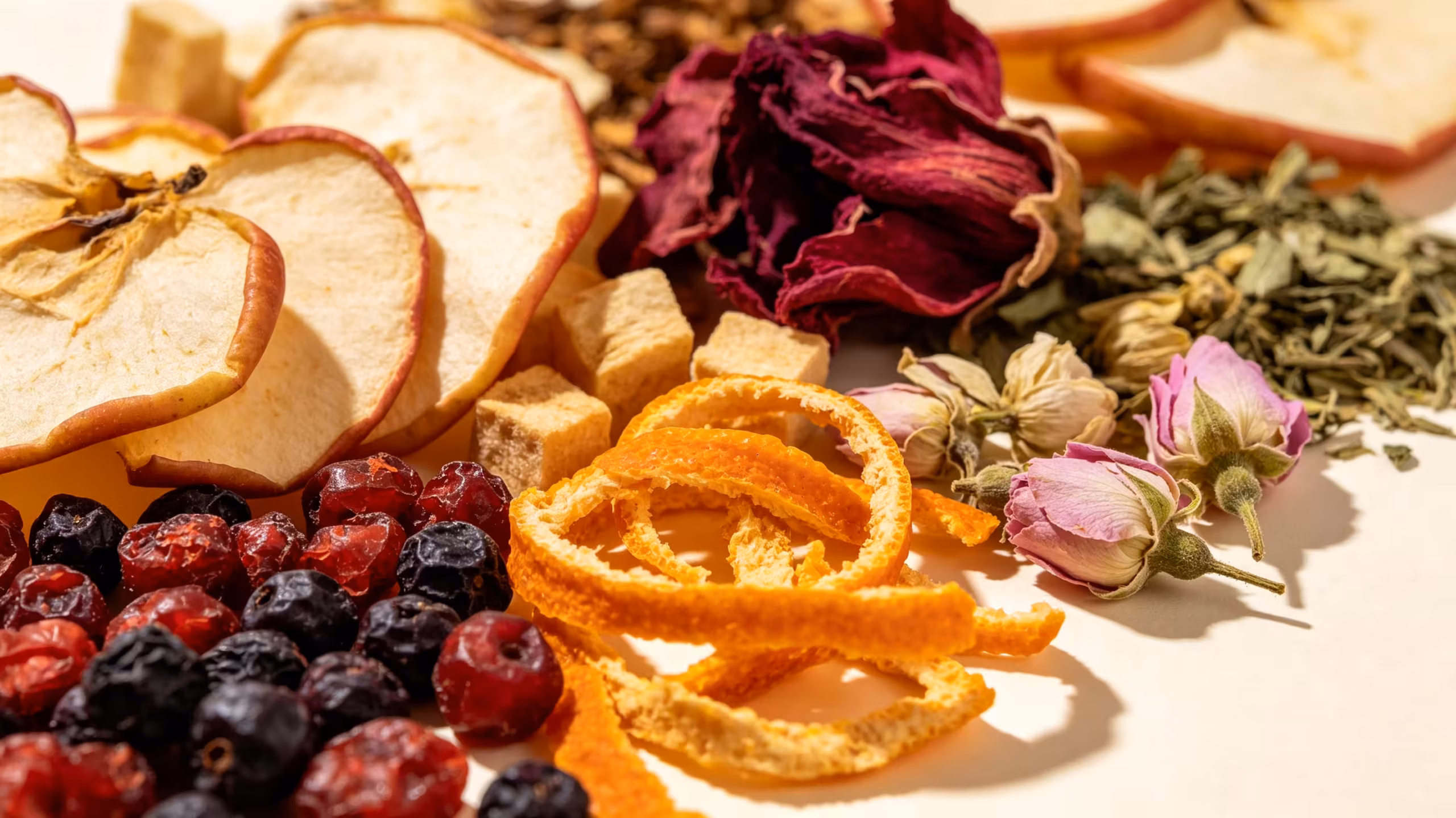 Fruit Tea: A Natural Guide for Summer Drinks 4 Fruit Tea